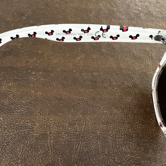 DISNEY FUN White Sunglasses with Hidden Mickey's INSIDE the frames - Picture 4 of 6